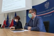 Wicewojewoda Aneta Niestrawska oraz dyrektor wydziału polityki społecznej udzielają informacji podczas konferencji prasowej