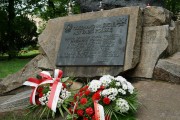 Kwiaty pod Pomnikiem Ofiar Katynia i Sybiru