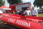 Wojewoda ogląda sprzęt wykorzystywany do ratownictwa wodnego