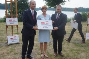 Wojewoda wręcza symboliczne promesy samorządowcom wielkopolskich gmin popegeerowskich