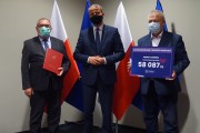 Wspólne zdjęcie wojewody i przedstawiciela samorządu z czekiem