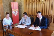 Moment podpisania umowy przez wojewodę