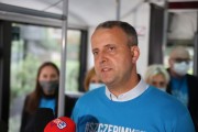 Informacji dziennikarzom podczas briefingu udziela wojewoda 