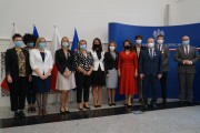 Wspólne zdjęcie wicewojewody oraz odznaczonych osób