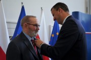 Wojewoda wpina medal 