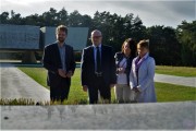 Minister Hoffman wraz z I Wicewojewodą Wielkopolski w trakcie zwiedzania byłego obozu Kulmhof.