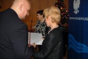 Zdjęcie 3 - wojewoda wręcza wyróżnionej osobie nagrodę Ministra Edukacji Narodowej.