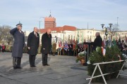 Minister Obrony Narodowej wspólnie z wojewodą oddają hołd pod Pomnikiem Powstańców Wielkopolskich.