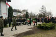Wojewoda razem z marszałkiem składają kwiaty przed pomnikiem generała Dowbora Muśnickiego.