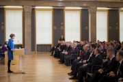 Minister Elżbieta Rafalska informuje uczestników konferencji o założeniach programu "Rodzina 500 plus".