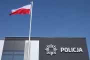 Flaga biało-czerwona na budynku z napisem Policja.