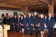 Goście sesji Rady Powiatu Kaliskiego odśpiewują hymn Polski.