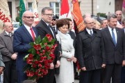 Wicewojewoda i zaproszeni goście słuchają przemówienia prezydenta. 