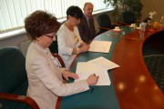 Wicewojewoda i burmistrz Nowych Skalmierzyc podpisują porozumienie.