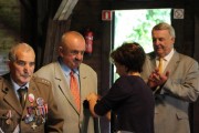 Wicewojewoda wręcza medal Pro Patria.