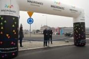 Wojewoda na tle bramy promocyjnej Wągrowca.