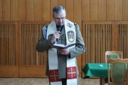 Duchowny udziela błogosławieństwa.