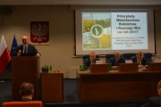 Zaproszonych gości wita wojewoda. 