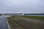 Samochód ciężarowy przejeżdża przez drogę S5