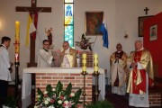 Msza święta z udziałem duchownych na ołtarzu.