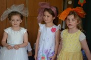 Trzy dziewczynki z kolorowymi kokardami we włosach.