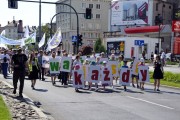 Uczestnicy marszu. Z przodu napis "Każdy jest ważny".