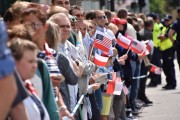 Zgromadzony tłum oczekuje na przybycie prezydenta Trumpa.
