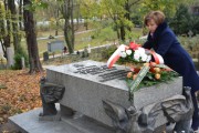 Wicewojewoda składa kwiaty na grobie Stanisława Taczaka.