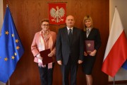 Nowa prezes WFOŚiGW Jolanta Ratajczak, wojewoda Zbigniew Hoffmann i wiceprezes WFOŚiGW Aleksandra Durowska.