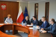 Przedstawiciele Wielkopolskiego Urzędu Wojewódzkiego i NFZ przy stole.