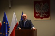 Wojewoda Zbigniew Hoffmann stoi za mównicą