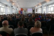 Uczestnicy spotkania. W tle organizatorzy. 