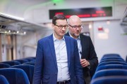 Premier Mateusz Morawiecki ogląda wyremontowany wagon