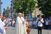 Abp Gądecki przed ołtarzem podczas procesji