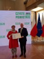 Wojewoda Zbigniew Hoffmann obok przedstawicielki miasta.