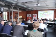 Głos zabiera wojewoda. Widok na uczestników konferencji. 