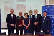 Wicewojewoda, starosta ostrowski i pozostali samorządowcy pozują do zdjęcia