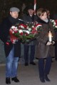 Wicewojewoda w asyście doradcy składa kwiaty