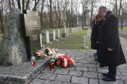Wicewojewoda Marlena Maląg składa hołd pod głazem wspominającym powstańców