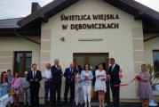 Wspólne zdjęcie zebranych gości przed salą wiejską.