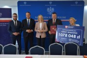Zdjęcie pamiątkowe z czekami.