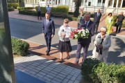 Wojewoda wspólnie z delegacją składa kwiaty przy obelisku