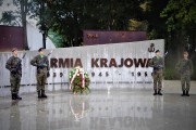 Żołnierze na warcie przed pomnikiem AK