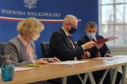 Wojewoda podpisuje umowę w towarzystwie władz powiatu obornickiego