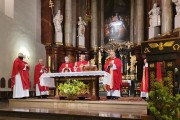 Kapłani odprawiają nabożeństwo