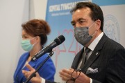 Rektor Uniwersytetu Medycznego im. Karola Marcinkowskiego w Poznaniu przed mikrofonem zabiera głos
