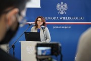 Wicewojewoda Aneta Niestrawska przed mikrofonem zabiera głos na konferencji prasowej