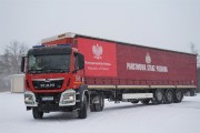 Samochód ciężarowy jedzie z transportem środków ochronnych