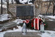 Wiązanki kwiatów pod Pomnikiem Ofiar Katynia i Sybiru  