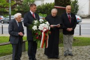 Wicewojewoda Maciej Bieniek wspólnie z przedstawicielami organizacji kombatanckich składa kwiaty pod Pomnikiem Polskiego Państwa Podziemnego i Armii Krajowej